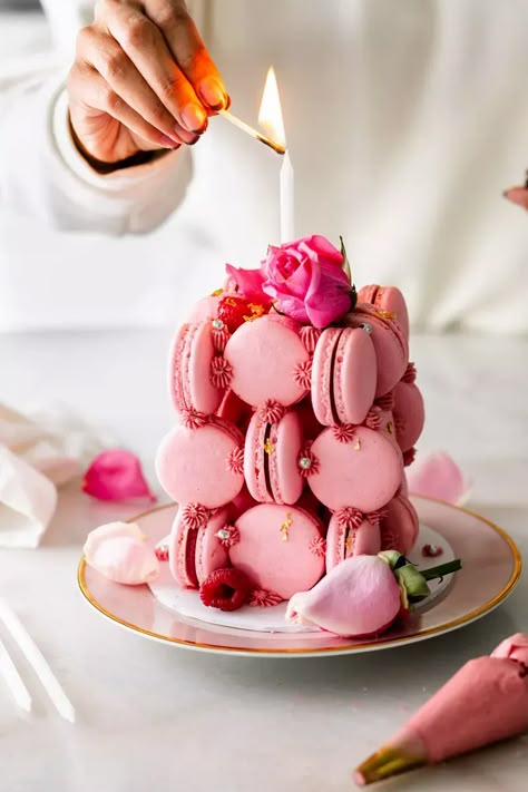 Mini Macaron Cake, Macarons Cake Ideas, Macaroons Birthday Cake, Macaron Birthday, Macaron Torte, Macarons Birthday Cake, Birthday Macarons, Macaron Cube Cake, Macarons Torte