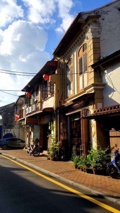 Some of the colonial shophouses on Jalan Tokong, Malacca. They are believed to be over a hundred years old. Malaysia Old Building, Malaysia Street Photography, Malacca Aesthetic, Klcc Aesthetic, Malay Aesthetic, Malaysian Aesthetic, Malaysia Building, Malacca City, Vintage Store Ideas