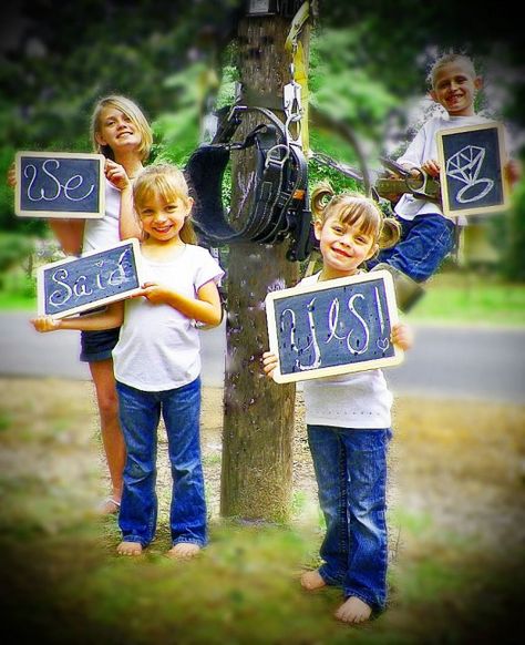 Engagement Idea with kids #howtogethimtopropose Proposal Ideas With Kids, Family Engagement Pictures, Creative Engagement Announcement, Family Engagement Photos, Wedding Redo, Surprise Proposal Pictures, Engagement Announcement Photos, Proposal Pictures, Family Wedding Photos