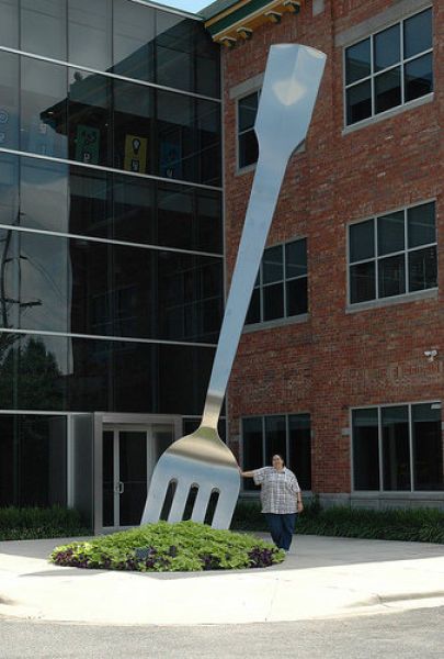 a large man with a large fork Unusual Buildings, Springfield Missouri, Michigan Travel, Roadside Attractions, Wow Art, Pure Michigan, Land Art, Public Art, Malaga