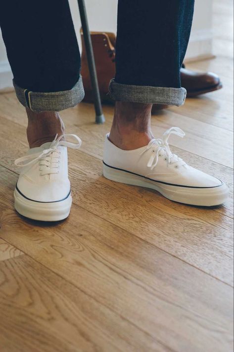 White Vans Outfit Mens, White Vans Outfit, Gq Mens Style, Vans Outfit, Deck Shoes, White Vans, Mens Outfit Inspiration, Fashion Images, Best Sneakers