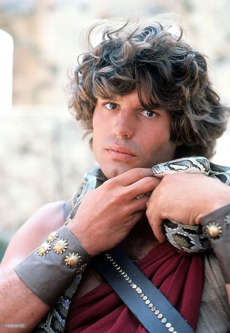 Harry Hamlin as Perseus in Clash of the Titans (MGM, 1981). Clash Of The Titans 1981, Harry Hamlin, 1980s Movies, Yul Brynner, Clash Of The Titans, Cowboy Aesthetic, Mark Harmon, The Titans, Movie Shots