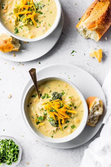 Make this creamy, comforting soup that's packed with veggies for dinner - it's ready in less than 30 minutes and is super easy to make! | Fork in the Kitchen #recipe #soup #comfortfood #dinner Adventist Diet, Adventist Recipes, Cauliflower Cheddar Soup, Cauliflower Cheddar, Broccoli Cauliflower Soup, Best Broccoli Cheese Soup, Cauliflower Cheese Soups, Broccoli Cheese Soup Recipes, Recipe Soup