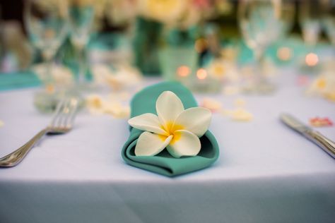 Hawaii Pool, Godly Wedding, 21st Key, Creative Wedding Centerpieces, Arabian Wedding, Flower Table Decorations, Hawaii Weddings, Hawaiian Party Decorations, Ideas For Wedding Decorations