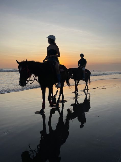 Equestrian Couple, Summer Couple Aesthetic, Horse Couple, Horse Riding Aesthetic, Bali Sunset, Love Sunset, Boyfriend Love, Horses Riding, Aesthetic Japan