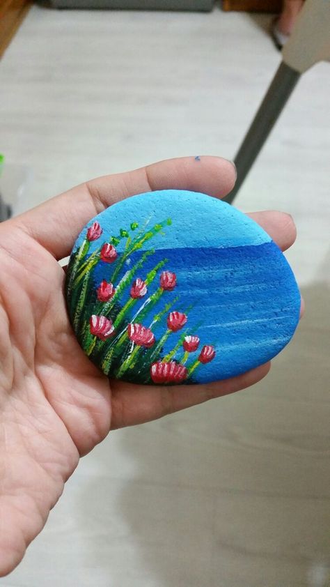 Rock Painting Flowers Garden Art, Cute Rock Painting Ideas Easy Flowers, Rock Painting Ideas Flowers, Painting Seashells Ideas, Rock Painting Flowers, Art Coquillage, Diy Rock Art, Rock Painting Ideas, Stone Art Painting