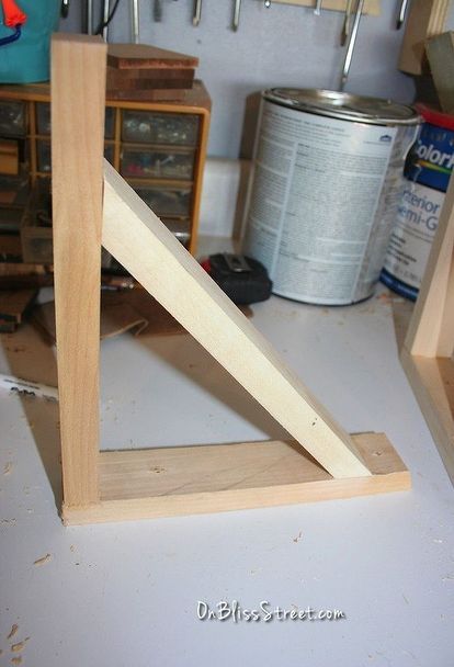 build a simple shelf bracket for any space from scrap wood, how to, repurposing upcycling, shelving ideas, storage ideas, woodworking projects Antique Woodworking Tools, Shelving Ideas, Woodworking Box, Woodworking Toys, Woodworking Patterns, Woodworking For Kids, Shelf Bracket, Diy Holz, Cool Woodworking Projects