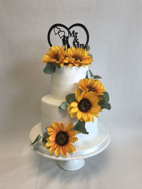 2 Tier Sunflower Wedding Cake, Red Roses And Sunflowers, Tall Wedding Cakes, Sunflower Wedding Cake, Engagement Party Planning, Sunflower Cake, Garden Wedding Cake, Sunflowers And Roses, Wedding Cakes Elegant