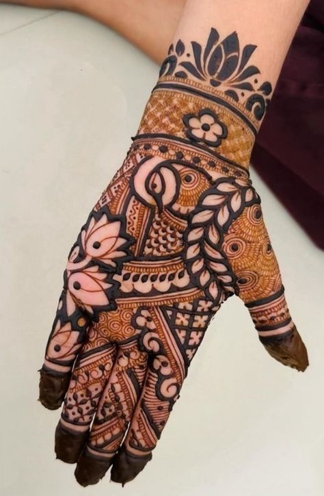 Mehandhi Designs Back Hand, Aesthetic Mahendiii Design, Modern Mehndi Designs Unique Back, Arbic Mendhi Design, Mahendiii Design, Aesthetic Mehndi Design, Latest Finger Mehndi Designs, Aesthetic Mehndi, Peacock Mehndi Designs