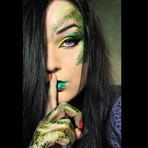 Exotic snake look by Dita using Sugarpill Buttercupcake eyeshadow and Sleek Acid palette! Dragon Makeup, Fantasy Make-up, Medusa Costume, Halloween Makeup Diy, Sugarpill Cosmetics, Makeup Party, Green Makeup, Special Effects Makeup, Halloween Costumes Makeup