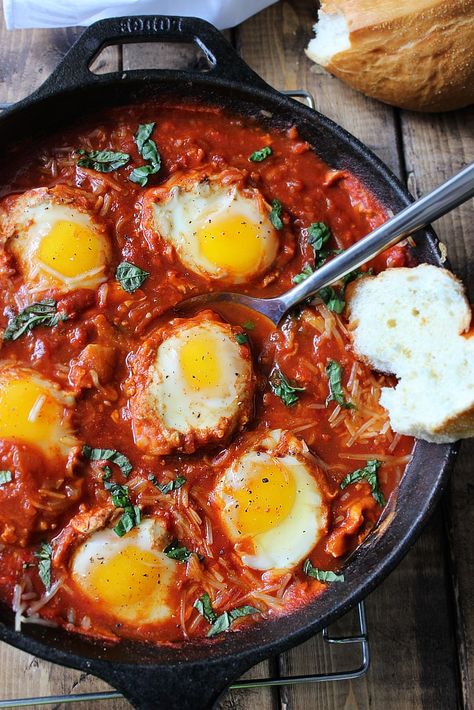 Eggs in Purgatory (Italian Shakshuka) - The Cooking Jar Eggs In Tomato Sauce, Eggs Poached, Arabisk Mad, Boiled Egg, Idee Pasto Sano, Iron Skillet, Parmesan Cheese, Egg Recipes, Baby Hacks