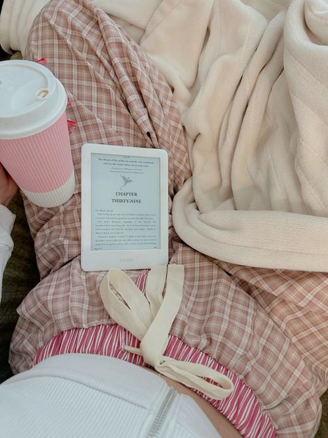 Reading On Kindle Aesthetic, Kindle Girl Aesthetic, Kindle Reading Aesthetic, Leen Core, Reading Kindle Aesthetic, Kindle Aesthetic, Reading Pictures, Reading Girl, Book Bucket