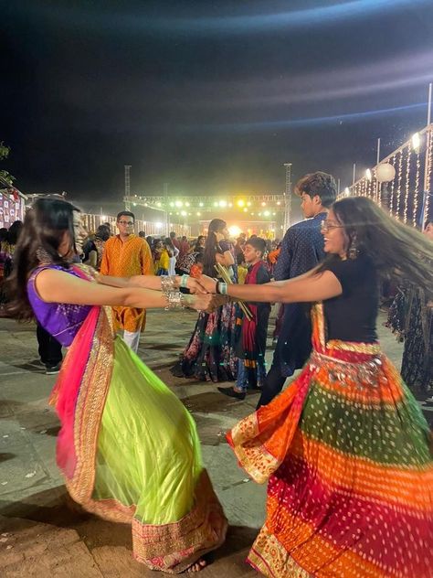 Garba Photo Ideas With Friends, Indian Festivals Aesthetic, Dandiya Poses With Friends, Garba Poses With Bestie, Dandiya Night Aesthetic, Dandiya Aesthetic, Desi Best Friends Aesthetic, Shaadi Aesthetic, Garba Aesthetic