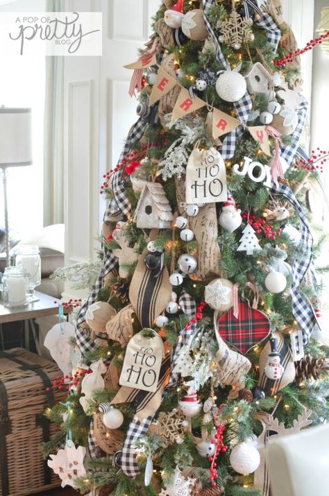 Canadian Bloggers Home Tour: Red Plaid Cottage Christmas via Kerri@APopofPretty Natal Country, Christmas Tree Decorated, Plaid Christmas Decor, Christmas Tablescape, Cottage Christmas, 12 December, Plaid Ribbon, Buffalo Plaid Christmas, Primitive Christmas