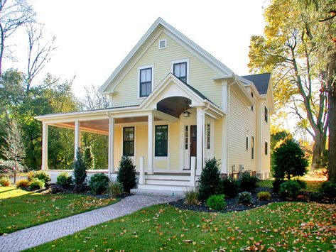 Yellow House White Trim, Yellow Farmhouse Exterior, Yellow Siding, Traditional Exterior Homes, Yellow Farmhouse, White Porch, House Green, European Style Homes, Vinyl Exterior