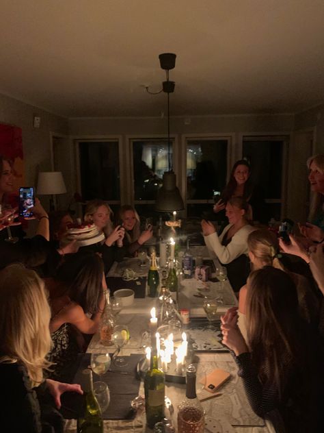 Birthday Dinner Party, 17th Birthday, Teen Life, Friend Goals, Girl House, Birthday Dinners, Girl Guides, Friend Photoshoot, Teenage Dream