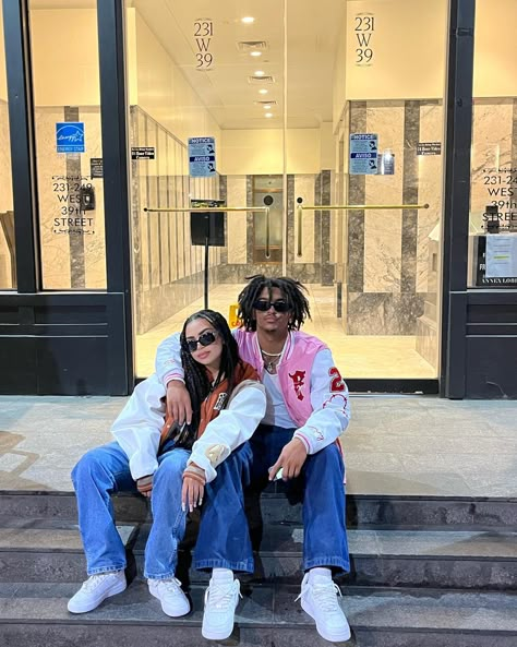 Streetwear Couples Photoshoot, Street Wear Matching Couple Outfits, Street Wear Couple Aesthetic, Couples Poses Street Style, Couple Outfits Streetwear, Poses Duo, Couples Streetwear, Couple Streetwear, Streetwear Couple