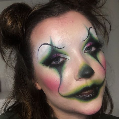 Saphron on Instagram: “🤡 This was at 4am hence the slightly wiggly eyebrow  #clown #clownmakeup #makeup #greenmakeup #cutcrease #highlight #egirl #egirlmakeup…” Half Clown Makeup, Creeper Makeup, Clown Eyebrows, Halloween Makeup Green, Green And Black Clown Makeup, Green Clown Makeup Halloween, Green Halloween Makeup, Black White And Red Clown Makeup, Halloween Jester Makeup