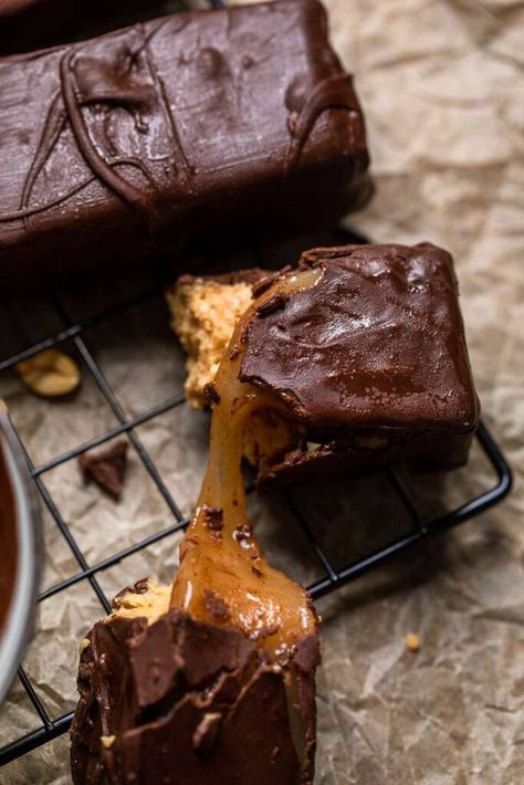 Snickers Chocolate Bar, Snickers Recipe, Best Vegan Brownies, Vegan Snickers, Vegan Chocolate Recipes, Snickers Chocolate, Vegan Chocolate Bars, Pumpkin Sugar Cookies, Vegan Caramel