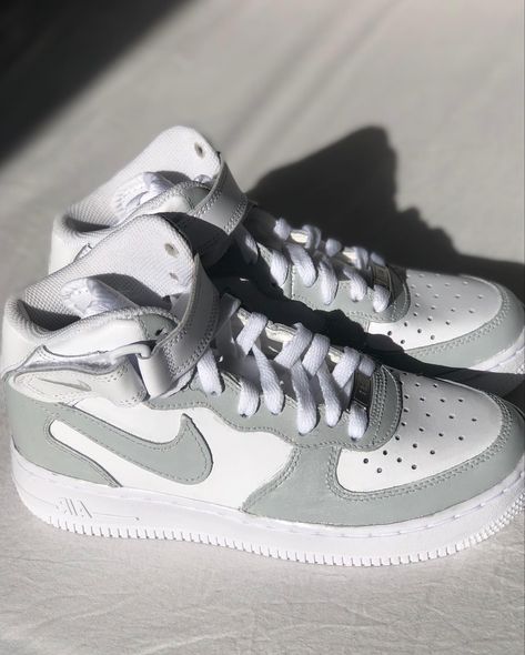 Aesthetic Nikes, Air Force 1 Mid Custom, Grey Air Force 1, Nike Air Force 1 Grey, Nike Air Force Mid, Af1 Shoes, Stylish School Bags, Nike Shoes Air Force, Nike Air Force 1 Mid