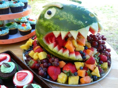 This is my take on the dinosaur fruit salad pin. It turned out great and I got tons of compliments!! Dinosaur Watermelon, Fête Jurassic Park, Watermelon Fruit Bowls, Dinosaur Birthday Cakes, Dinosaur Themed Birthday Party, Dino Birthday Party, Dinosaur Theme Party, Edible Arrangements, Dinosaur Cake