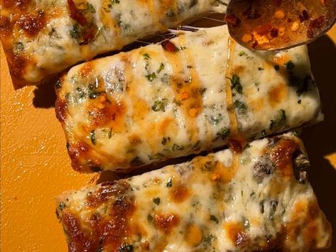 Hot Honey Garlic Cheese Bread, Honey Cheese Bread, Spinach Casserole Recipes, Hot Honey Recipe, Moist Meatloaf, Bacon Wrapped Meatloaf, Roasting Garlic In Oven, Truck Life, Honey Bread