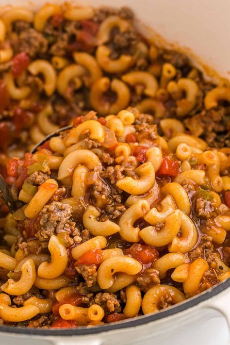 Macaroni Tomatoes, Turkey Goulash, Best Goulash Recipes, Macaroni And Tomatoes, Easy Goulash, Easy Goulash Recipes, Beef Macaroni, American Goulash, Goulash Recipe