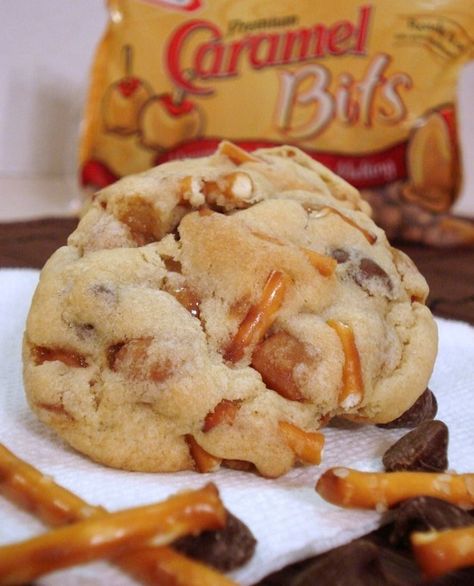 Caramel Pretzel Chocolate Chip Cookies | foodsweet | foodsweet Pretzel Chocolate Chip Cookies, Pretzel Chocolate, Caramel Bits, Caramel Pretzels, Dessert Aux Fruits, Strawberry Cookies, Chocolate Pretzels, Crumpets, Yummy Sweets