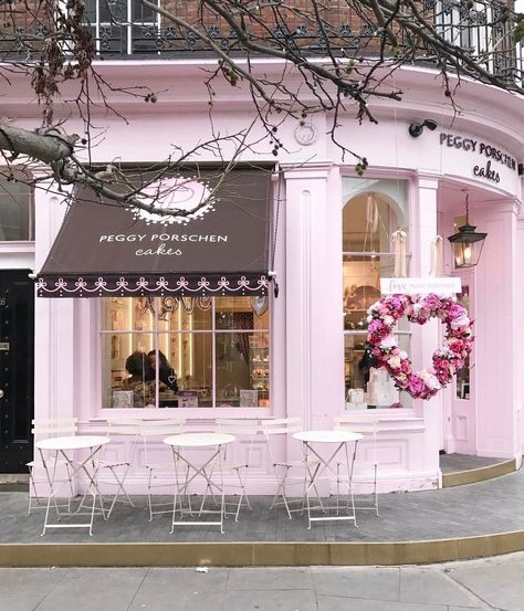 Bakery Exterior, Cake Shop Design, Peggy Porschen Cakes, Pink Store, Peggy Porschen, Café Design, Interior Shop, نباتات منزلية, Bakery Design