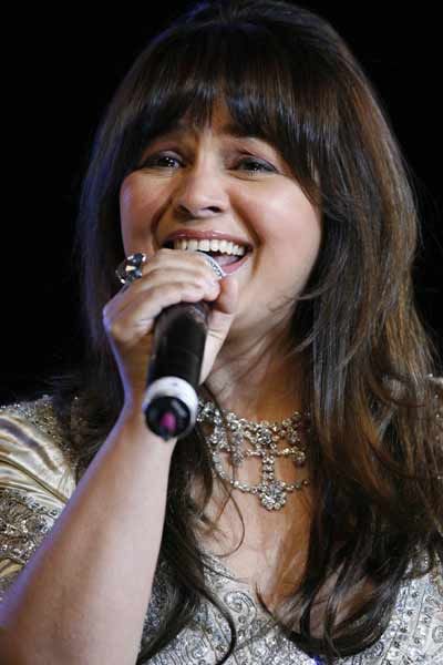 #HappyBirthday #‎AlishaChinoy‬ ! Alisha Chinai, Hollywood Movies, Date Of Birth, Glitter Stars, Pop Singers, Silver Screen, Bollywood Celebrities, Bollywood News, Hollywood