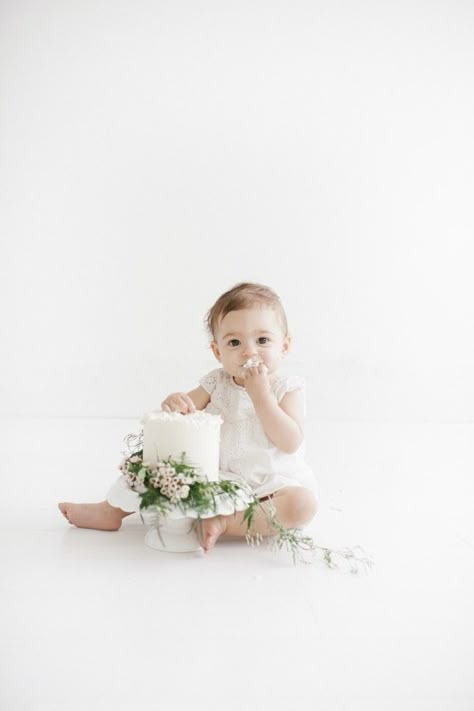 This minimalist baby cake smash photo is stunning. Cake Smash Inspiration, Smash Cakes, Baby Cake Smash, Smash Cake Girl, 1st Birthday Photoshoot, First Birthday Pictures, 1st Birthday Cake Smash, Cake Smash Photography