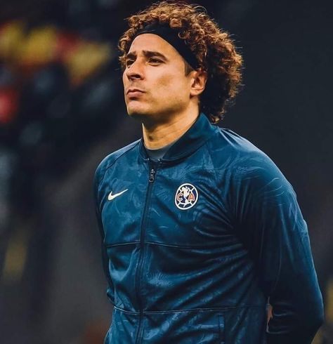 Memo Ochoa, Baseball Guys, Dapper Dudes, Club America, Celeb Crushes, Soccer Pictures, Soccer Players, Football Players, Chef's Jackets