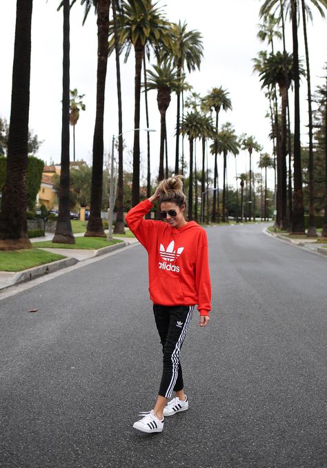 Red Adidas Hoodie, Popular Fall Outfits, Looks Adidas, Athleisure Outfits Summer, Cute Sporty Outfits, Sweats Outfit, Look Adidas, Hello Fashion, Trendy Hoodies