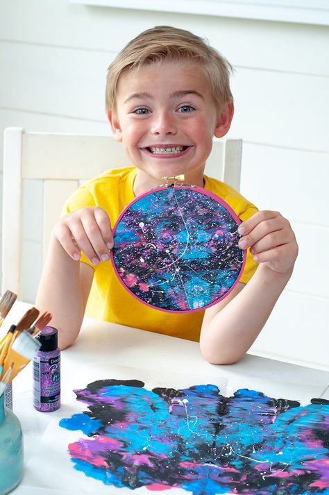 DIY Galaxy Painting Craft for Kids | Crafts by Courtney | Americana Acrylics & DecoArt Galaxy Glitter Diy Galaxy Painting, Galaxy Painting Tutorial, Painting Crafts For Kids, Galaxy Crafts, Space Art Projects, Space Crafts For Kids, Diy Galaxy, Summer Camp Crafts, Glitter Crafts