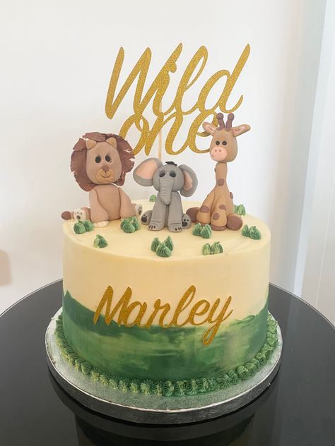 Buttercream Safari Cake, Safari Cake Buttercream, Wild Animals Cake, Wildlife Cake, Safari Animals Cake, Funny Emu, Safari Birthday Cake, Zoo Animal Cakes, Safari Cake Topper