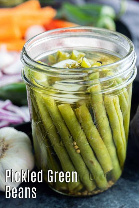 This easy recipe for pickled green beans, also called dilly beans, is a great way to use up fresh green beans and it makes a delicious snack! A simple quick pickled green beans recipe that turns fresh green beans into a dill pickle snack. Easy instructions for how to make your own dilly beans at home! Pickled Green Bean Recipes, Fodmap Side Dishes, Canning Green Beans, Quick Pickle Recipe, Yellow Beans, Canned Green Beans, Pickled Green Beans, Dilly Beans, Green Beans Recipe