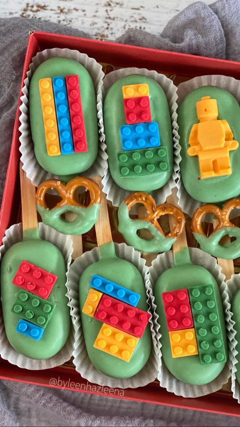 Lego Treats Ideas, Lego Cakesicles, Roblox Cakesicles, Teacher Cakesicles, Lego Cakepops, Lego Cake Pops, Cake Sicles, Chocolate Lego, Lego Cupcakes