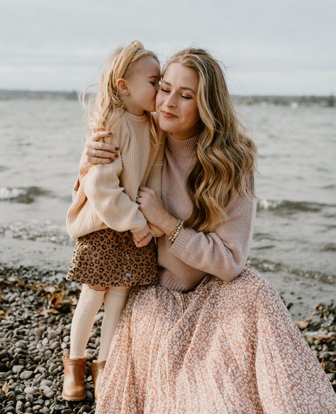 Dock Family Photoshoot, Lake Family Photoshoot, Family Photos With Baby, Golden Hour Photography, Coordinating Outfits, Natural Light Photography, Fall Family Photos, Family Posing, At The Lake