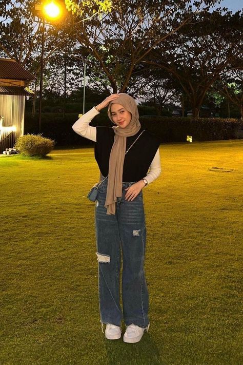 Hijab Outfit Jeans, Black Outfit Hijab, Full Black Outfit, Outfit Ngampus, Ootd Korean Style, Outfit Hijab Casual, Casual Chic Outfits, Modest Casual Outfits, Modesty Outfits