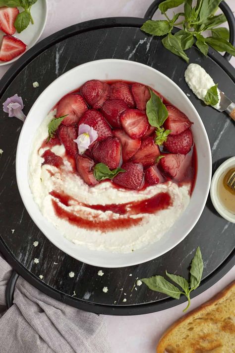 This whipped goat cheese with strawberries is an easy appetizer that you can make in 30 minutes! Goat Cheese Whipped Cream, Whipped Goat Cheese Appetizer, Goat Cheese And Strawberry Appetizer, Aperitivo Party, Goat Cheese Whipped, Strawberry And Goat Cheese Salad, Honey Whipped Goat Cheese, Strawberry Appetizers, Whipped Ricotta Recipe