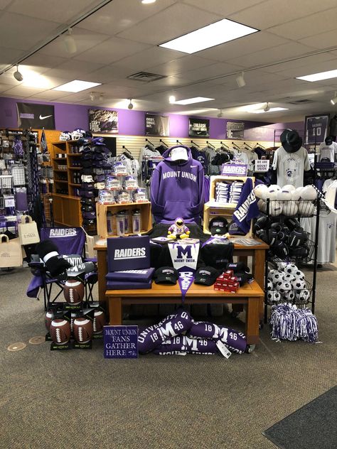 College Bookstore Displays, Spirit Shop Ideas, College Store Display Ideas, Spirit Store Ideas School, Bookstore Layout, School Spirit Store, Small Shop Design, Denim Display, Spirit Store