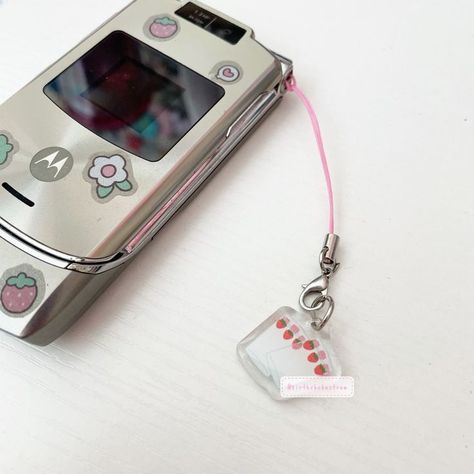 Flip Phone With Charms, Decorated Flip Phone 2000s, Fliphones Aesthetic, Korean Flip Phone, Flip Phone Charms, Nana Strawberry Glasses, Y2k Flip Phone, Nana Strawberry, Strawberry Glasses