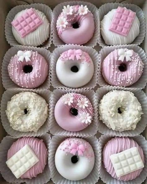 Donat Glaze, Donut Decorating Ideas, Fancy Donuts, Patisserie Fine, Cake Pop Decorating, Idee Babyshower, Donut Decorations, Mini Doughnuts, Chocolate Covered Treats