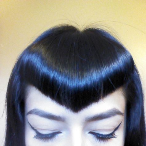 #vbangs Pointed Bangs Goth, Cobra Bangs, V Shaped Bangs Goth, Pointy Bangs, Vampire Bangs Short Hair, Triangle Bangs Goth, V Shaped Bangs, Short Gothic Hair, V Bangs Goth