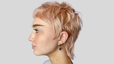 Explore 20 modern female mullet haircuts. From classic to edgy styles, discover which mullet suits your face shape, hair type, and style goals. Feminine Mullet, Female Mullet, Mullet Haircuts, Face Shape Hair, Mohawk Mullet, Models Outfits, Singer Fashion, Mullet Haircut, Curly Mullet