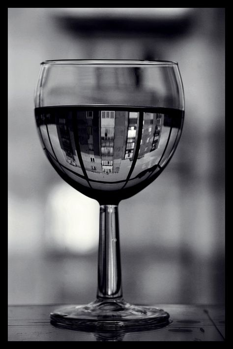 Wine Glass Photography, Photography Lighting Techniques, Photography Water, Still Life Artists, Reflection Photos, Black And White Beach, Glass Photography, Wine Photography, New Photography