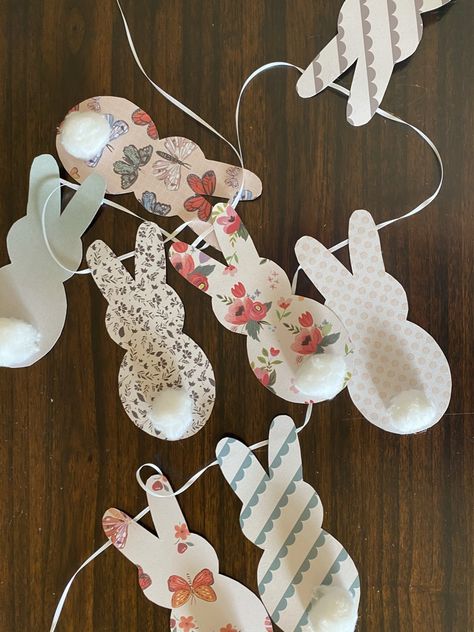 Easter Bunny garland Easter Terrarium, Cute Garland, Easter Bunny Garland, Diy Easter Bunny, Diy Easter Decor, Bunny Garland, Easter Decor Ideas, Christmas Wreath Craft, Snowman Crafts Diy