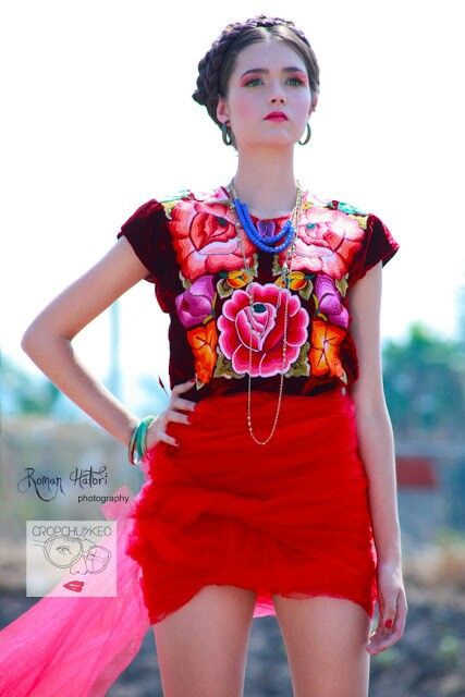 Modern twist to Mexican outfit Outfit Mexicano, Mexico Fashion, Mexican Fashion, Fiesta Outfit, Mexican Outfit, Mexican Dress, Mode Boho, Mexican Dresses, Kitenge