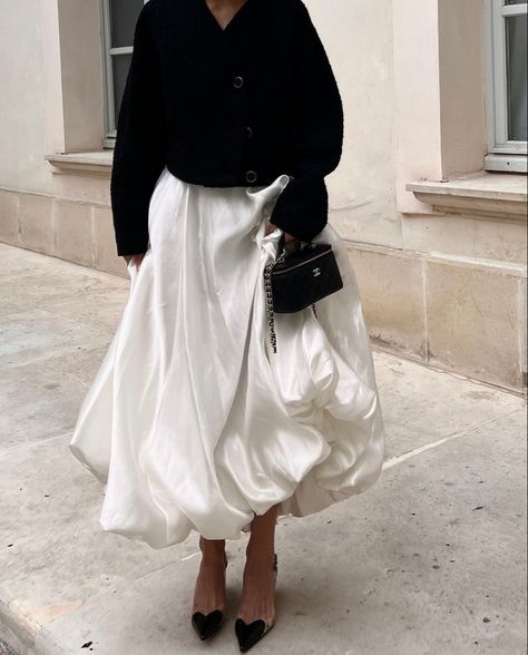 Long Skirt Outfits, Street Style Parisian, Looks Street Style, White Skirt, Parisian Style, Skirt Outfits, Look Fashion, Modest Fashion, Classy Outfits