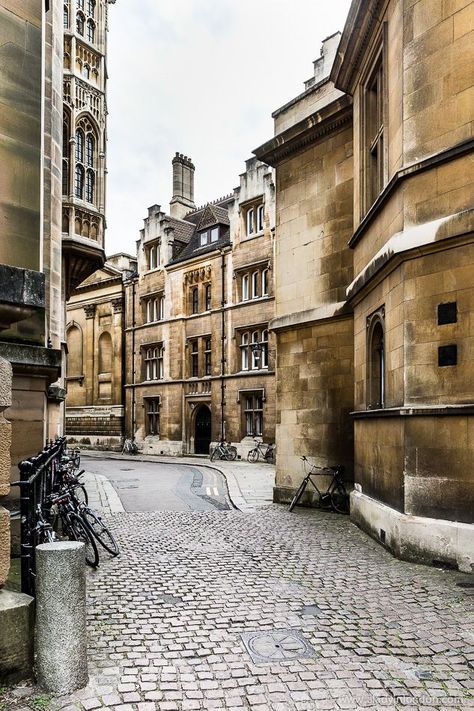 A pretty street with lots of beautiful architecture in Cambridge, England. #cambridge #england #architecture #history Small Bridge, Cambridge Uk, Cambridge England, Oxford England, Beautiful Cities, Beautiful Wallpaper, England Uk, English Countryside, England Travel